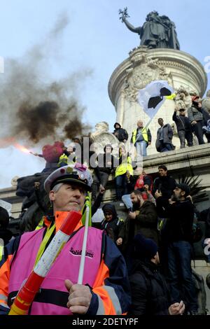 Des milliers de personnes descendent dans les rues de Paris pour soutenir la grève nationale, de nouveaux syndicats se joignant à la grève lors d'une journée cruciale entre le gouvernement et les syndicats au sujet de la réforme des retraites à Paris. Le président Emmanuel Macron est confronté à son plus grand test depuis que le mouvement Gunet Jaune ou Yellow Vest en tant que chemin de fer, travailleurs des transports, enseignants, étudiants, employés d'hôpitaux, pompiers, collecteurs d'ordures, chauffeurs de camions et travailleurs de compagnies aériennes se joignent à la grève appelée à protester contre les changements au système de retraite de Frances. Paris, France, 17 décembre 2019. Photo d'Alfred Yaghobzadeh/ABACAPRESS.COM Banque D'Images