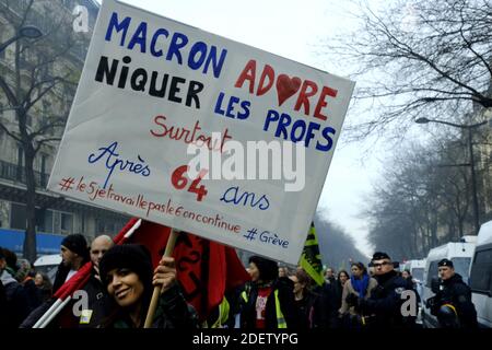 Des milliers de personnes descendent dans les rues de Paris pour soutenir la grève nationale, de nouveaux syndicats se joignant à la grève lors d'une journée cruciale entre le gouvernement et les syndicats au sujet de la réforme des retraites à Paris. Le président Emmanuel Macron est confronté à son plus grand test depuis que le mouvement Gunet Jaune ou Yellow Vest en tant que chemin de fer, travailleurs des transports, enseignants, étudiants, employés d'hôpitaux, pompiers, collecteurs d'ordures, chauffeurs de camions et travailleurs de compagnies aériennes se joignent à la grève appelée à protester contre les changements au système de retraite de Frances. Paris, France, 17 décembre 2019. Photo d'Alfred Yaghobzadeh/ABACAPRESS.COM Banque D'Images