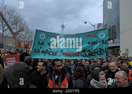 Des milliers de personnes descendent dans les rues de Paris pour soutenir la grève nationale, de nouveaux syndicats se joignant à la grève lors d'une journée cruciale entre le gouvernement et les syndicats au sujet de la réforme des retraites à Paris. Le président Emmanuel Macron est confronté à son plus grand test depuis que le mouvement Gunet Jaune ou Yellow Vest en tant que chemin de fer, travailleurs des transports, enseignants, étudiants, employés d'hôpitaux, pompiers, collecteurs d'ordures, chauffeurs de camions et travailleurs de compagnies aériennes se joignent à la grève appelée à protester contre les changements au système de retraite de Frances. Paris, France, 17 décembre 2019. Photo d'Alfred Yaghobzadeh/ABACAPRESS.COM Banque D'Images