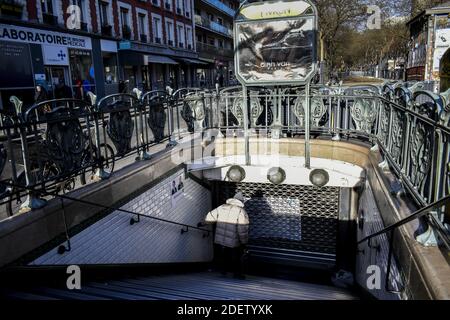 Une photo prise le 10 décembre 2019 montre une station de métro fermée lors d'une grève de l'opérateur de transports publics de Paris RATP et des employés de la compagnie ferroviaire SNCF sur le projet du gouvernement français de réviser le système de retraite du pays, à Paris, dans le cadre d'une grève générale nationale. Trains annulés, écoles fermées : la France s'est embrouillée pour mettre en place des plans d'urgence en vue d'une grève massive contre les révisions des retraites qui pose l'un des plus grands défis à relever par la vaste initiative de réforme du président français. Photo de Magali Cohen/ABACAPRESS.COM Banque D'Images