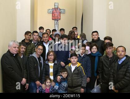 Le cardinal polonais et le papal Almoner Konrad Krajewski (à gauche) avec un groupe de migrants. Le pape François se réunit au Vatican le 19 décembre 2019, récemment arrivé 33 réfugiés de l'île grecque de Lesbos et dévoile une croix avec un gilet de sauvetage dans la cour du Belvédère du Vatican pour rappeler tous les migrants et les réfugiés qui font des voyages périlleux à la recherche d'une vie meilleure. Photo par ABACAPRESS.COM Banque D'Images