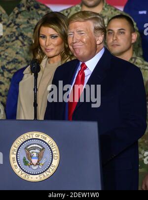 Le président des États-Unis Donald J. Trump, accompagné de la première dame Melania Trump, prend le podium pour faire des remarques et signer S.1790, la National Defense Authorization Act pour l'exercice 2020 à la joint base Andrews à Suitland, Maryland, États-Unis, le vendredi 20 décembre 2019. Photo de Ron Sachs/CNP/ABACAPRESS.COM Banque D'Images