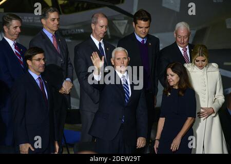 Le vice-président des États-Unis, Mike Pence, au centre, se déporte devant la foule lorsqu'il arrive avant que le président américain, Donald J. Trump, formule des remarques et signe S.1790, la loi sur l'autorisation de défense nationale pour l'exercice 2020 à la base conjointe Andrews, située à Suitland, Maryland, États-Unis, le vendredi 20 décembre 2019. Photo au premier rang, de gauche à droite : MARK T. Esper, secrétaire AMÉRICAIN à la Défense, Karen Pence, vice-présidente des États-Unis, et Ivanka Trump, première fille et conseillère du président. Photo de Ron Sachs / CNP/ABACAPRESS.COM Banque D'Images