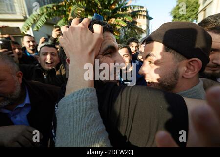 Treize militants anti-gouvernementaux du mouvement Hirak, arrêtés le 21 juin pour avoir agité le drapeau amazigh (ou Berber), célèbrent avec leurs partisans et leurs proches, libérés de la prison El Harrach à Alger, en Algérie, le 2019 décembre. Photo de Louiza Ammi/ABACAPRESS.COM Banque D'Images