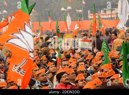Un partisan du Parti Bharatiya Janata (BJP) attend l'arrivée du Premier ministre indien Narendra Modi lors d'un rassemblement à New Delhi, Inde, le dimanche 22 décembre 2019. Photo d'Akash Anshuman/ABACAPRESS.COM Banque D'Images