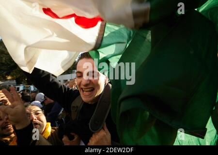 Treize militants anti-gouvernementaux du mouvement Hirak, arrêtés le 21 juin pour avoir agité le drapeau amazigh (ou Berber), célèbrent avec leurs partisans et leurs proches, libérés de la prison El Harrach à Alger, en Algérie, le 2019 décembre. Photo de Louiza Ammi/ABACAPRESS.COM Banque D'Images