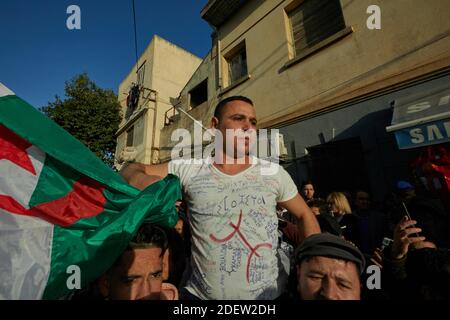 Treize militants anti-gouvernementaux du mouvement Hirak, arrêtés le 21 juin pour avoir agité le drapeau amazigh (ou Berber), célèbrent avec leurs partisans et leurs proches, libérés de la prison El Harrach à Alger, en Algérie, le 2019 décembre. Photo de Louiza Ammi/ABACAPRESS.COM Banque D'Images