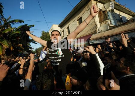 Treize militants anti-gouvernementaux du mouvement Hirak, arrêtés le 21 juin pour avoir agité le drapeau amazigh (ou Berber), célèbrent avec leurs partisans et leurs proches, libérés de la prison El Harrach à Alger, en Algérie, le 2019 décembre. Photo de Louiza Ammi/ABACAPRESS.COM Banque D'Images
