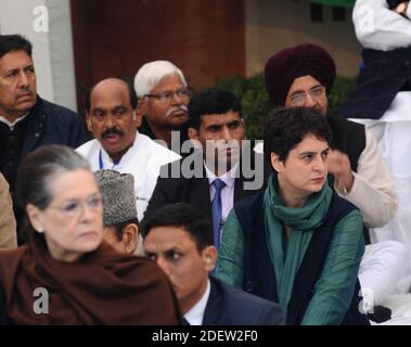 priyanka Gandhi Vadra (R), secrétaire général du Congrès, lors d'un vote silencieux à 'satyagraha Dharna contre le nouveau projet de loi d'amendement à la citoyenneté (ACR) et la loi d'amendement à la citoyenneté (CAA) à Delhi (Inde), le 23 décembre 2019. Photo d'Akash Anshuman/ABACAPRESS.COM Banque D'Images