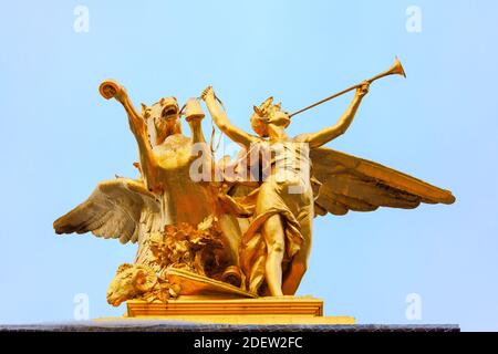 Sculpture dorée de Pegasus et de la renommée . Statue sur le pont Alexandre III à Paris Banque D'Images