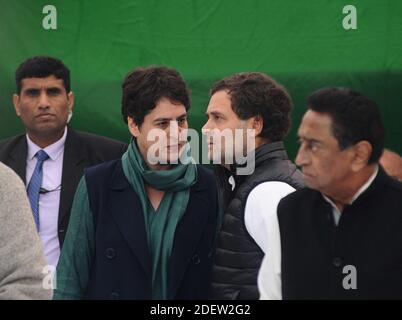 Le Congrès Rahul Gandhi (C) avec le secrétaire général du Congrès Priyanka Gandhi Vadra lors d'un protes silencieux à 'satyagraha Dharna contre le nouveau projet de loi d'amendement de la citoyenneté (ACR) et la loi d'amendement de la citoyenneté (CAA) à Delhi, en Inde, le 23 décembre 2019. Photo d'Akash Anshuman/ABACAPRESS.COM Banque D'Images