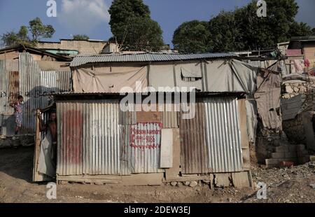 PAS DE FILM, PAS DE VIDÉO, PAS de TV, PAS DE DOCUMENTAIRE - certains des cabanes en étain qui composent le camp CCTTI.Port-au-Prince, Haïti, 16 novembre 2019. Photo de Jose A. Iglesias/Miami Herald/TNS/ABACAPRESS.COM Banque D'Images