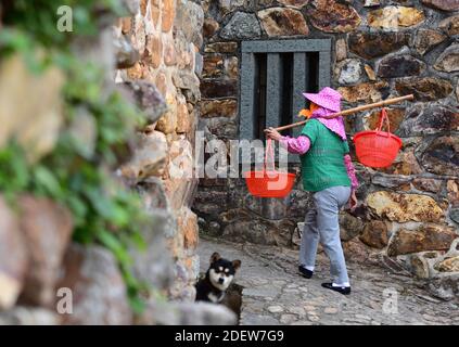 Pékin, province chinoise du Fujian. 1er décembre 2020. Un villageois marche le long d'une voie dans le village de Zhangjiao, dans le canton de Tuling, dans le district de Quan'gang, à Quanzhou, dans la province de Fujian, au sud-est de la Chine, le 1er décembre 2020. Le village de Zhangjiao, situé dans la région montagneuse du nord-ouest du canton de Tuling, a un paysage unique avec ses maisons en pierre empilées l'une sur l'autre. Credit: Wei Peiquan/Xinhua/Alay Live News Banque D'Images