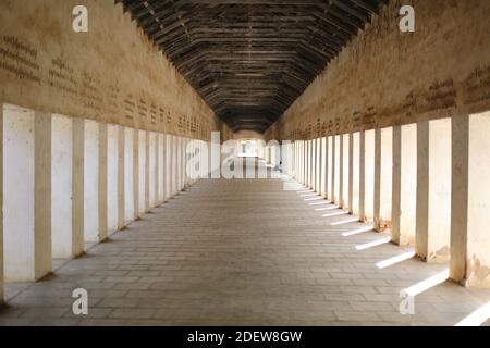 Un tunnel construit pour la transition entre les temples du Myanmar. Banque D'Images