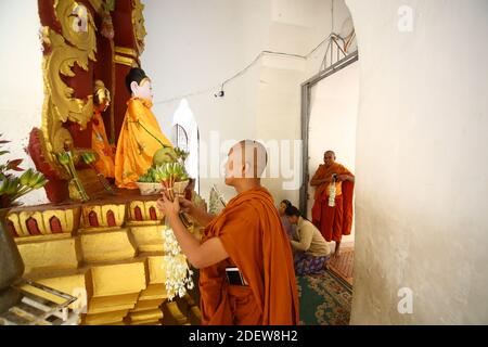 Les gens prient à l'intérieur d'un temple en Birmanie. Banque D'Images