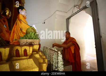 Les gens prient à l'intérieur d'un temple en Birmanie. Banque D'Images