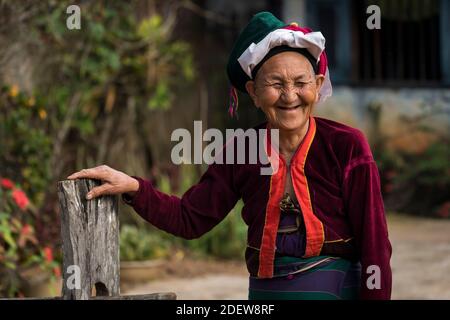 Portrait d'une femme âgée souriante de la tribu de Palong portant des coiffures, près de Hsipaw, au Myanmar Banque D'Images