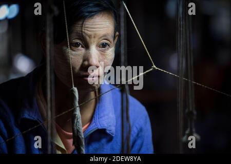 Femme birmane à tisser sur le métier à tisser, Lac Inle, Myanmar Banque D'Images