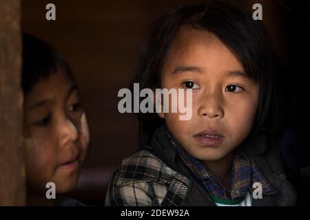 Jeune fille birmane à l'intérieur de l'école primaire dans le village de Kayan, près de Loikaw, au Myanmar Banque D'Images