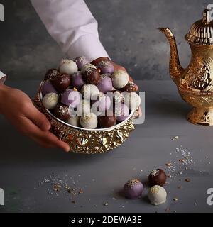 Boules de chocolat colorées dans le bol doré. Banque D'Images