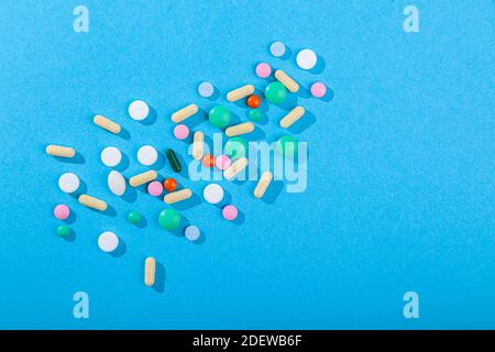 Beaucoup de pilules et comprimés dispersés de couleur, suppléments pour la maladie, médicaments ensemble Banque D'Images