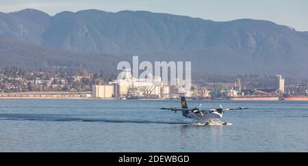 Magnifique vue sur le paysage d'un avion de flotteurs du port qui dévie le port en arrière-plan de la ville de Richmond, en Colombie-Britannique, Canada-octobre 30,2020. Panorama. Banque D'Images