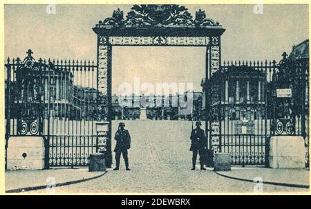 Les Soliders allemands gardent le château de Versailles après avoir occupé Paris, France, en 1940. Banque D'Images
