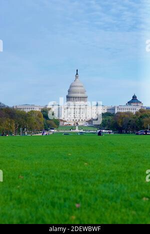 Washington, D.C. - 3 novembre 2020 : les touristes apprécient un après-midi d'automne dans le National Mall avec le bâtiment du Capitole des États-Unis en arrière-plan. Banque D'Images