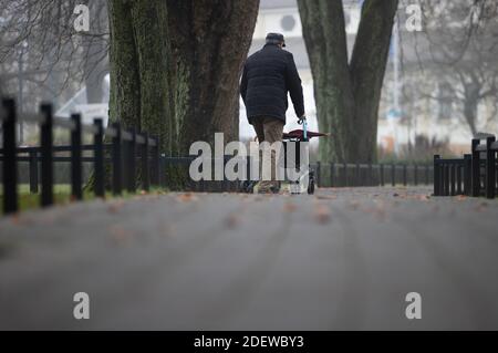 Bad Rothenfelde, Allemagne. 1er décembre 2020. Un homme âgé marche avec son marcheur à travers les jardins du centre de remise en forme. Les quelque 40 stations thermales et de santé de Basse-Saxe souffrent des effets de la pandémie de Corona. Credit: Friso Gentsch/dpa/Alay Live News Banque D'Images