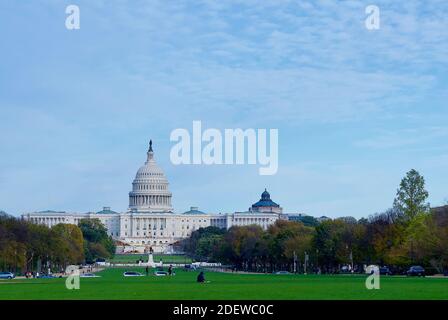 Washington, D.C. - 3 novembre 2020 : les touristes apprécient un après-midi d'automne dans le National Mall avec le bâtiment du Capitole des États-Unis vu en arrière-plan. Banque D'Images