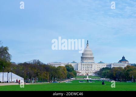 Washington, D.C. - 3 novembre 2020 : les touristes apprécient un après-midi d'automne dans le National Mall avec le bâtiment du Capitole des États-Unis vu en arrière-plan. Banque D'Images