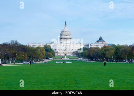 Washington, D.C. - 3 novembre 2020 : les touristes apprécient un après-midi d'automne dans le National Mall avec le bâtiment du Capitole des États-Unis vu en arrière-plan. Banque D'Images