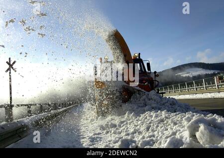 la souffleuse à neige élimine la neige de l'autoroute par temps ensoleillé jour d'hiver Banque D'Images