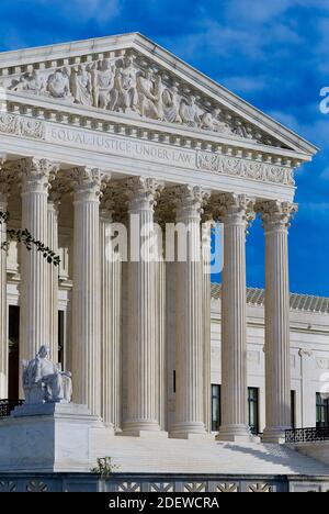 Washington, D.C. - 3 novembre 2020 : le soleil baigne l'édifice de la Cour suprême des États-Unis le jour de l'élection du président des États-Unis. Banque D'Images