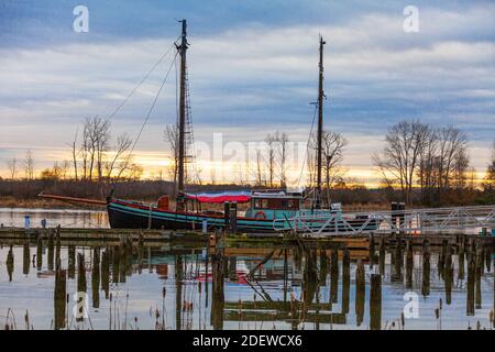 Voile ketch Providence attaché à un ponton flottant pour le Saison d'hiver à Steveston Colombie-Britannique Canada Banque D'Images