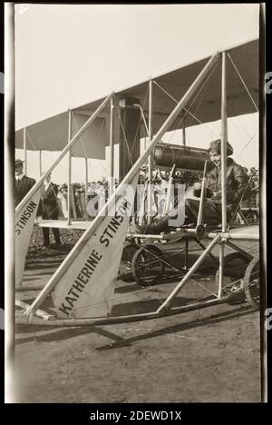 Katherine Stinson est assise dans le poste de pilotage d'un biplan de Wright Brothers, vers 1915. Elle a été pionnière en tant qu'aviateur américain et a obtenu son certificat de pilote en 1912 à l'âge de 21 ans. Stinson a établi de nombreux records de vol pour les manœuvres aérobiques, la distance et l'endurance. Image de 4.15 x 2.25 pouces négatif. Banque D'Images