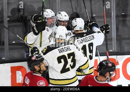 Le 1er décembre 2020, les joueurs de l'Ouest du Michigan célèbrent leur but lors d'un match de hockey masculin NCAA D1 entre les Huskies de la St. Cloud State University et les Broncos de l'Ouest du Michigan à l'arène Baxter d'Omaha ne, Siège du NCHC ''Hub'' où les 38 premiers jeux du NCHC sont joués dans des conditions sécurisées pour se protéger de Covid-19. L'État de St. Cloud a gagné 4-3. Photo de Russell Hons/CSM Banque D'Images