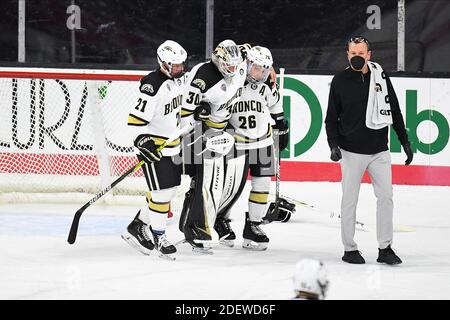 1 décembre 2020 Western Michigan Broncos goaltender Brandon Bussi (30) est aidé hors de la glace après avoir été blessé dans un match de hockey masculin NCAA D1 entre les Huskies de l'Université d'État de St. Cloud et les Broncos de l'ouest du Michigan à Baxter Arena à Omaha ne, Siège du NCHC ''Hub'' où les 38 premiers jeux du NCHC sont joués dans des conditions sécurisées pour se protéger de Covid-19. L'État de St. Cloud a gagné 4-3. Photo de Russell Hons/CSM Banque D'Images