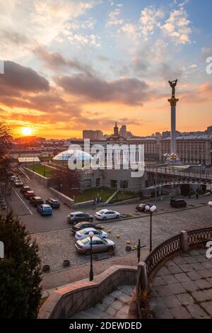 La place de l'indépendance est la place principale à Kiev, en Ukraine, au coucher du soleil. Banque D'Images