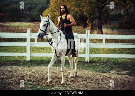 Romantique homme amoureux de cheval. Homme barbu à cheval. Concept d'été. Cow-boy de campagne. Banque D'Images