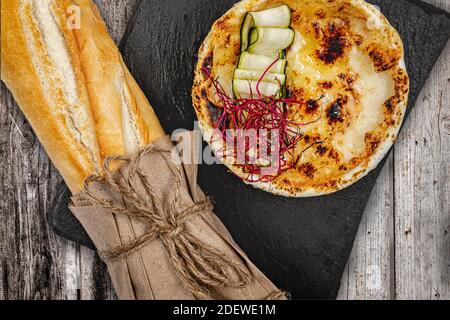 Gratin de Courgettes avec baguette et amuse-bouche Banque D'Images