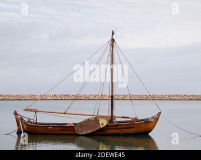 Réplique du longboat de Batavia avec Osprey perché (Pandion haliatus) au port de plaisance de Batavia de Geraldton. Banque D'Images
