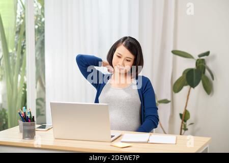 Femme enceinte fatiguée travaillant Banque D'Images