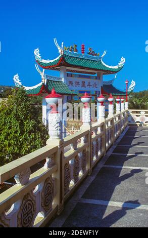 Le temple taoïste de Cebu est un temple taoïste situé dans la subdivision de Beverly Hills de la ville de Cebu aux Philippines. La ville de Cebu est située sur l'île de Cebu, dans la région du centre des Visayas aux Philippines, le temple est une attraction imposante, multi-niveaux, multi-hued accessible par trois routes sinueuses séparées. Banque D'Images