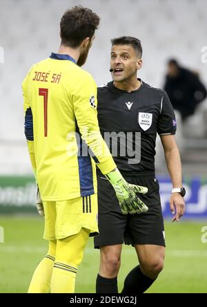 Marseille, France. 1er décembre 2020. Gardien de but de l'Olympiacos José sa argue avec l'arbitre Jesus Gil Manzano d'Espagne après qu'il a autorisé une pénalité après avoir consulté le VAR (assistance vidéo) pendant la Ligue des champions de l'UEFA, le match de football du Groupe C entre l'Olympique de Marseille (OM) et le FC Olympiacos (Olympiakos) le 1er décembre, 2020 au Stade vélodrome de Marseille, France - photo Jean Catuffe / DPPI / LM crédit: Paola Benini / Alay Live News Banque D'Images