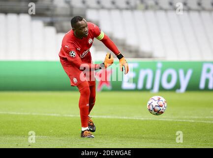 Gardien de but de Marseille Steve Mandanda pendant la Ligue des champions de l'UEFA, le match de football du Groupe C entre l'Olympique de Marseille ( / LM Banque D'Images