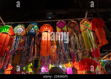 Mumbai Inde 14 novembre 2020 lanternes colorées de Diwali ou de Diwali kandil suspendu à la vente au marché du Festival de Diwali à Mumbai Banque D'Images