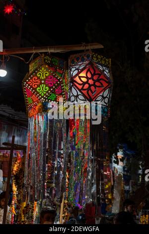 Mumbai Inde 14 novembre 2020 lanternes colorées de Diwali ou de Diwali kandil suspendu à la vente au marché du Festival de Diwali à Mumbai Banque D'Images