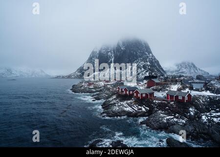 Chalets de pêcheurs traditionnels norvégiens, rorbuer, île de Hamnoy, Reine . Banque D'Images