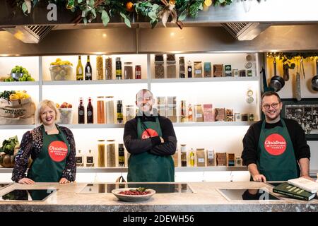 USAGE ÉDITORIAL UNIQUEMENT (de gauche à droite) l'écrivain alimentaire Angela Clutton, Charlie Foster de navets et EDD Kimber, le premier gagnant du Grand Bake Off britannique, lors du lancement de la cuisine festive de Borough Market, une nouvelle vidéo en direct de trois semaines, une fenêtre contextuelle numérique, Conçu pour inspirer les Londoniens et les amateurs de gastronomie à travers le Royaume-Uni à l'approche de Noël. Banque D'Images